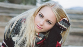Blonde woman fur coat snow - a sweater free wallpaper