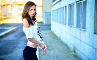 Woman white top street hand - a white top free wallpaper