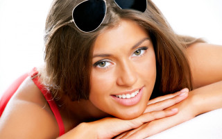 Woman sunglasses bed realistic digital - shaded free wallpaper