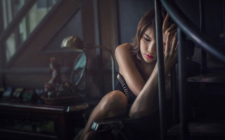 Woman sitting room mirror lamp - chen lin free wallpaper