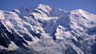 Snowy mountain plane blue sky - free mountains wallpaper