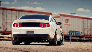 White mustang traintrack traincar rimlights - a white mustang free wallpaper