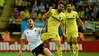 Soccer game crowd stadium blurry - a group of men playing free wallpaper