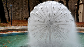 Water fountain white umbrella urban - bruce munro free wallpaper