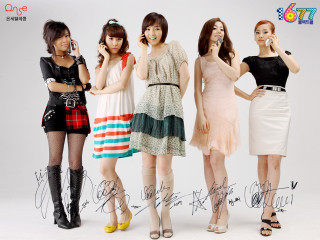 Women group posing cell phones - sunny free wallpaper for desktop