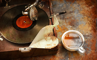 Broken record tea rusted table - rusty free wallpaper