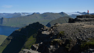Mountain top lake cliff ada - a mountain top free wallpaper
