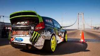 Monster car bridge tilt shift - the back of its free wallpaper
