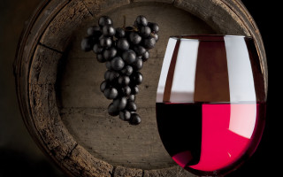 Wine barrel grapes still life - a wine glass free wallpaper