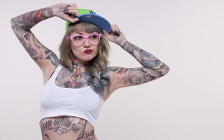 Tattooed woman hat glasses bodyart - tattoo free wallpaper