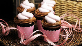 Basket cupcakes white frosting pink - white frosting free wallpaper