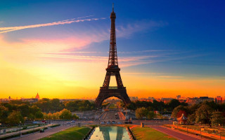 Eiffel tower lit up sunset - the eiffel tower free wallpaper