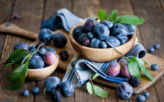 Wooden bowl berries blackberries spoon - vanita free wallpaper