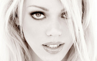 Blonde woman tie eye focus - her eye wide open free wallpaper for desktop