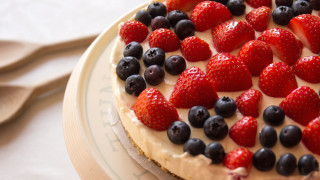 Cake strawberries blueberries plate spoon - berry free wallpaper