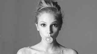 Woman bubble mouth bun black - a bubble free wallpaper for desktop