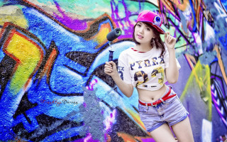Woman baseballcap graffiti painting sprayer - graffiti art free wallpaper for desktop