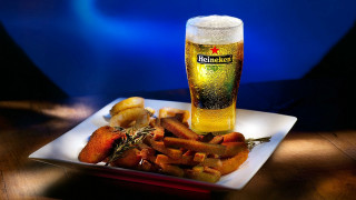 Beer food plate blue background - a white plate free wallpaper