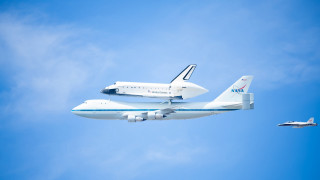 Large jetliner space shuttle blue - redshift free wallpaper