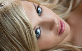 Woman blueeyes laying bed photorealistic - realistic eye free wallpaper for desktop