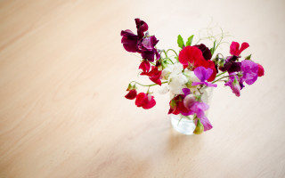 Vase purple white flowers table 2 - a wooden table top free wallpaper