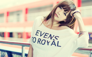 Woman ring tshirt portrait blurry - hand free wallpaper