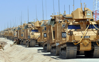 Military vehicles desert man sitting - 100mm free wallpaper