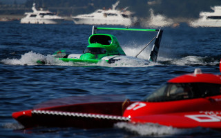 Green boat red boat water - thierry doizon free wallpaper
