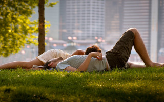 Romantic park couple grass city - free valentines wallpaper