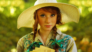Woman hat yellow bag freckles - freckle free wallpaper