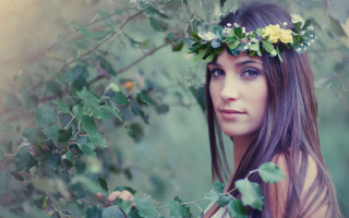 Flower wreath portrait outdoors blurry - celia fiennes free wallpaper