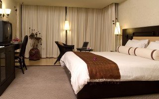 Hotel room bed desk chair - curtain free wallpaper