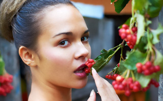 Woman flower berries lip green - her nose free wallpaper
