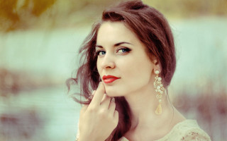 Woman red lipstick white dress - a red lipstick free wallpaper