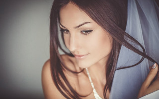 Woman veil necklace wind blow - a veil free wallpaper