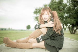 Woman sitting arms crossed ground - girl free wallpaper for desktop