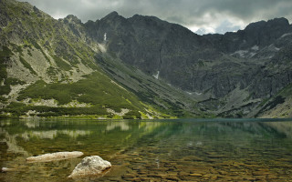 Mountain lake rocks cloudy sky - a few mountain free wallpaper