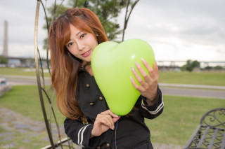 Woman holding green heart balloon - balloon free wallpaper
