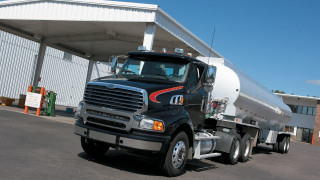 Large truck front building blue - a white roof free wallpaper