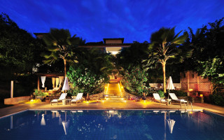 Night pool walkway buildings lights - the step free wallpaper