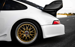 White car gold rims street - pearlescent free wallpaper