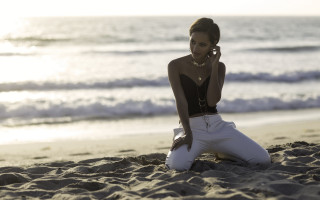 Woman beach cell phone daphne - her ear free wallpaper