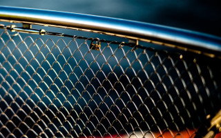 Metal fence red blue macro - deep depth of field free wallpaper
