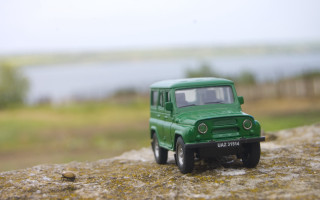 Green toy truck rock water - plein air free wallpaper