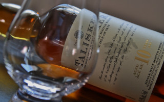 Wine glass bottle still life 3 - a bottle of wine and a glass of wine free wallpaper