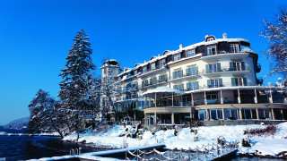 Snowy building dock bridge cityscape - a large building free wallpaper
