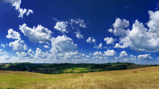 Hayfield bales blue sky mountains - ultra wide angle free wallpaper