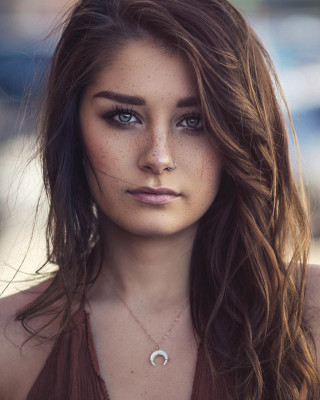 Woman freckles necklace serious look - prima free wallpaper for mobile