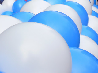 Blue white balloons red center - free happy birthday wallpaper for desktop