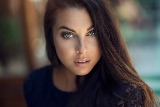 Serious woman blueeyes longhair portrait - her face and shoulder free wallpaper